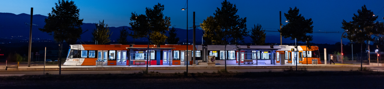 Photo d'un tram tpg de nuit, transport public