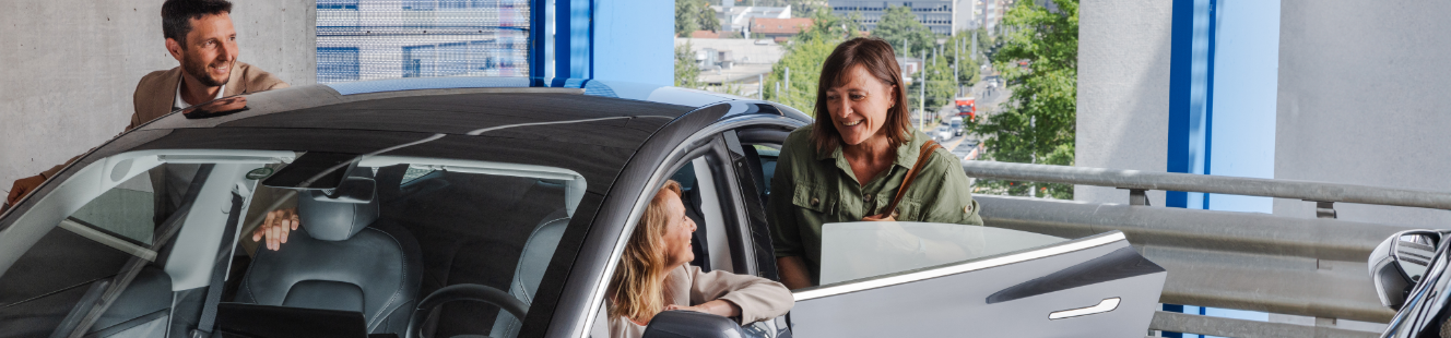 Photo d'une voiture dans un parking P+R, covoiturage, plusieurs personnes
