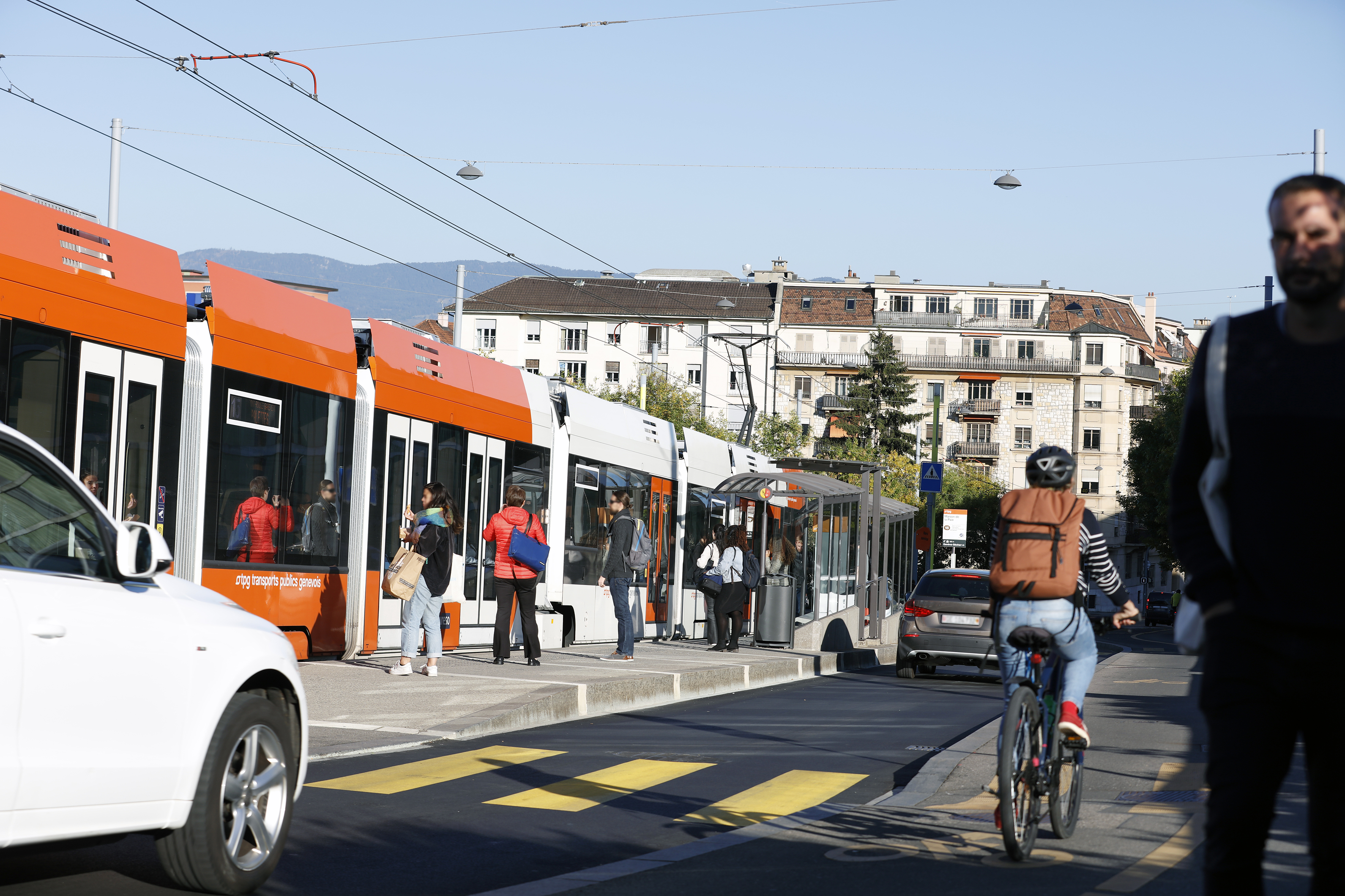 Image d'un tram tpg, vélos, véhicules en ville de Genève