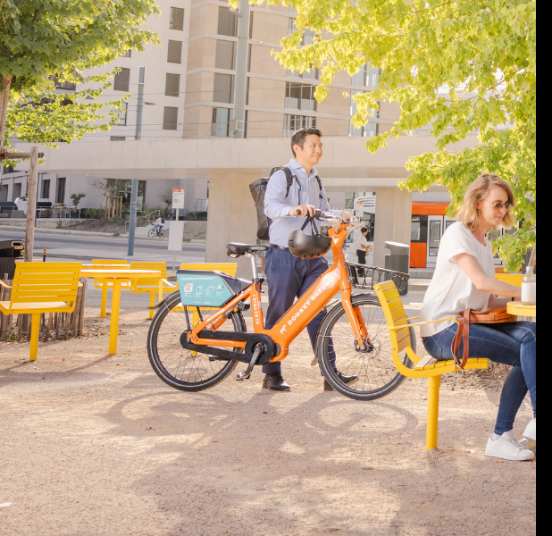 Mobilité active, vélo en libre service, Vélopartage, Donkey Republic Photo d'un cycliste sur un vélo Donkey Republic. Vélopartage