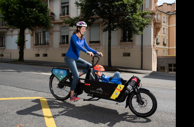 La mobilité active, vélo-cargo, enfant Photo d’un vélo cargo en ville